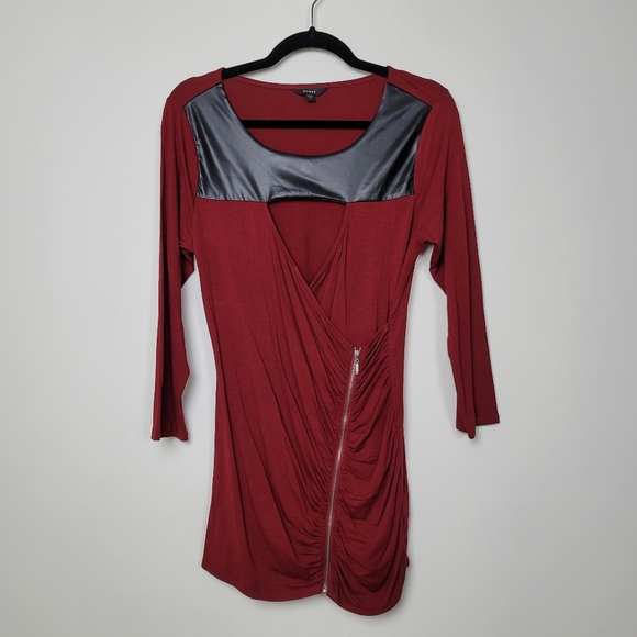 Guess Tops - V-neck quarter sleeved Guess Top